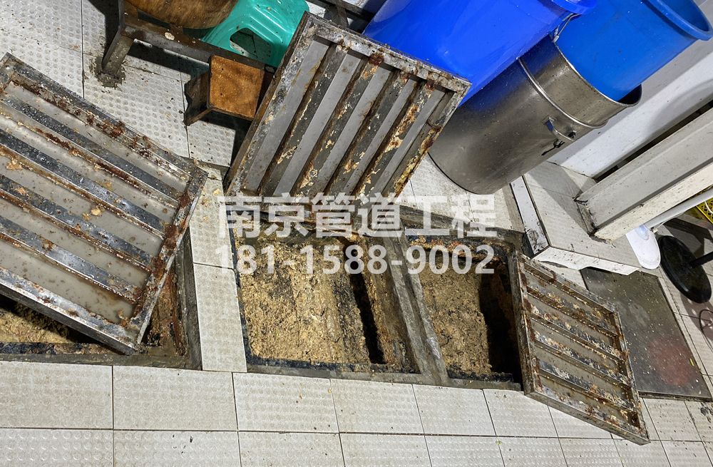 278桐乡城管中队食堂隔油池清理
